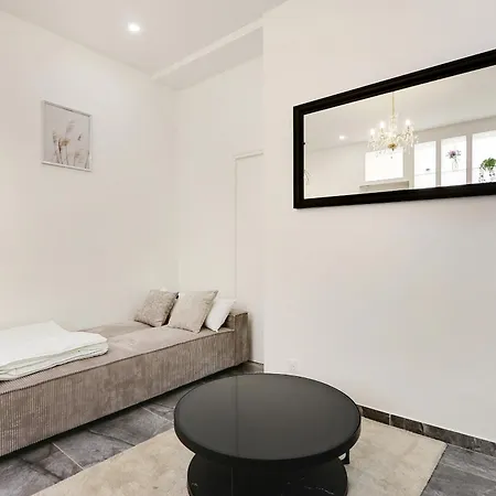 Sublime 2 Bedroom Flat In * Париж