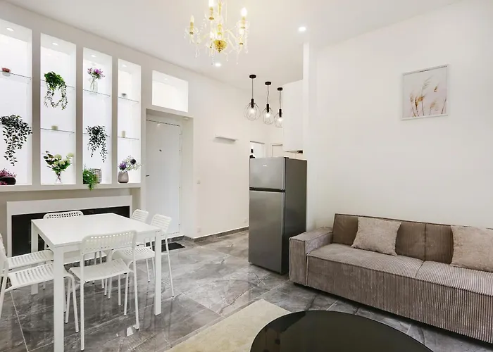 Sublime 2 Bedroom Flat In *